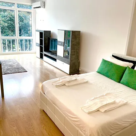 2 & 5- Side Casino Garden Apartment Estoril